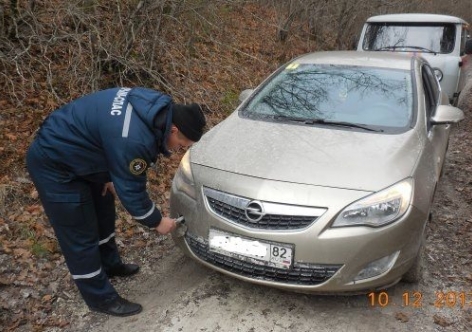 На выходных крымские спасатели трижды вытаскивали машинки из грязи