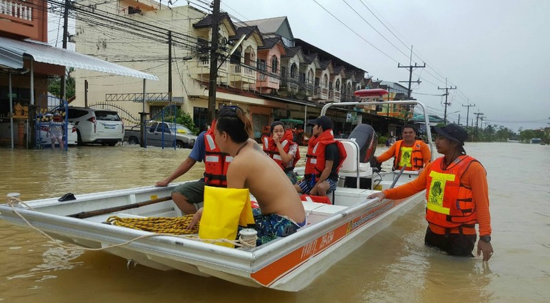 Наводнение на юге Таиланда парализовало работу аэропорта