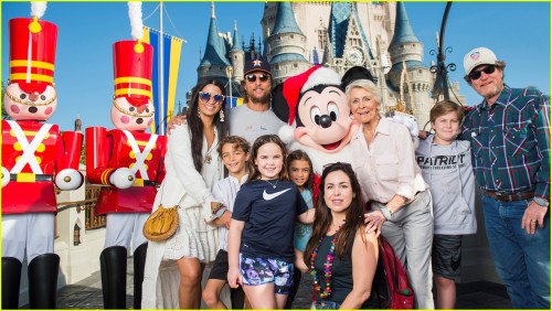 Мэттью МакКонахи и Камила Алвес направились с детками в Disney World