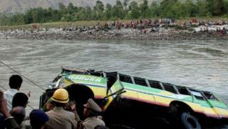 В Индии пассажирский автобус свалился в реку. Наиболее 30 погибших