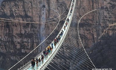 В Китае открыли полукилометровый стеклянный мост: фото