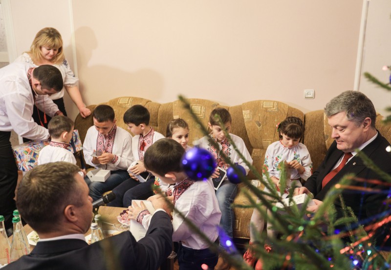 Президент вручив сертифікат та ключі від новейшего будинку багатодітній родині на Одещині