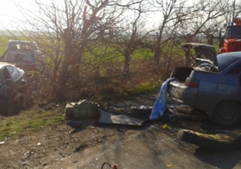 В лобовом ДТП на крымской трассе погибла дама, два водителя в клинике [фото]