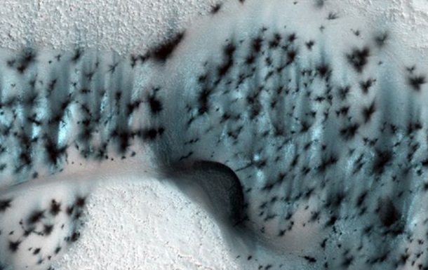 NASA показало фото заснеженного Марса