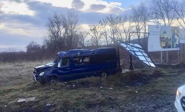Во Львовской области перевернулся автобус: 8 человек травмированы