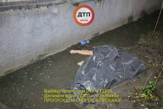 В Киеве безызвестные зарезали мужчину и подожгли его квартиру