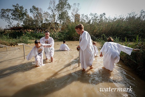 6-7 января христиане купались в реке Иордан