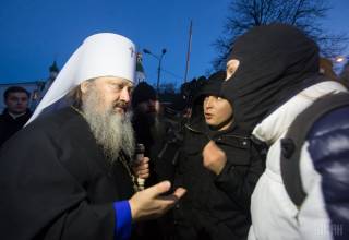 Верующие УПЦ объединяются в соцсети, чтоб оберегать Киево-Печерскую лавру