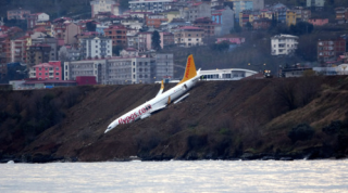 В Турции теснее опосля приземления самолет чуть не свалился в море
