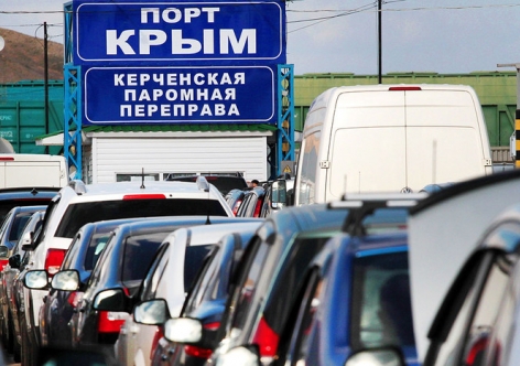 В очереди на Керченской переправе ожидают парома сотки машин