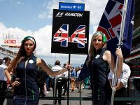 Феминистки лишили "Формулу-1" благовидных женщин(фото)