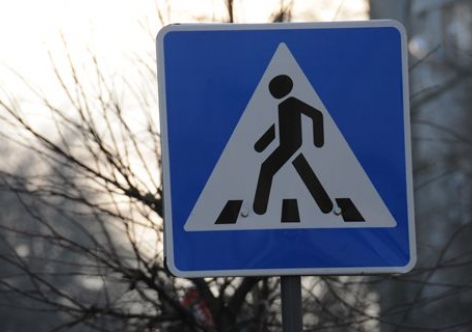 В Крыму пешеходы попали под колеса легковушки и автобуса