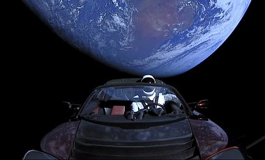 Дрейфующее в космосе авто Tesla получило статус спутника: скрин