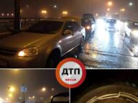 В Киеве среди Шулявского моста образовалась яма(фото, видео)