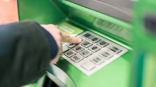 Клиентам «Приватбанка» все почаще заблокируют карты за «измену родине»