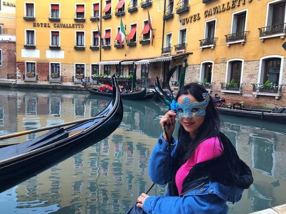 Вика из «НеАнгелов» позировала в карнавальной маске на фото из Венеции