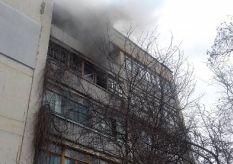 В Крыму на пожаре в пятиэтажке выручили мужчину [фото]
