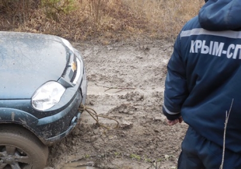 В Крыму на выходных перевернулась иномарка, эвакуировали деток из сломавшейся "Нивы" [фото]