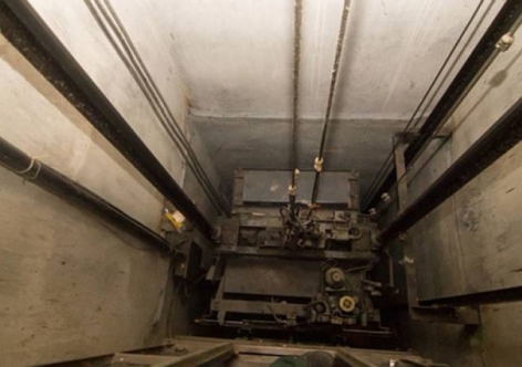 В симферопольской многоэтажке лифт сорвался в шахту