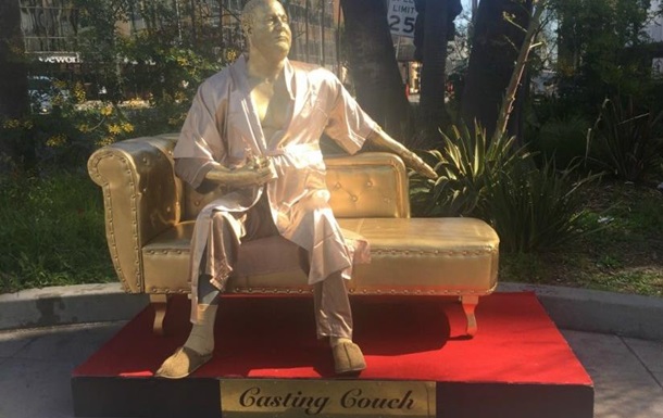 В Голливуде установили статую "похотливого Вайнштейна"