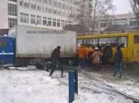 В Киеве грузовик снес огораживание высокоскоростного трамвая