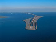 Данию со Швецией объединяет мост, переходящий с поддержкою острова в тоннель / Новинки / Finance.ua