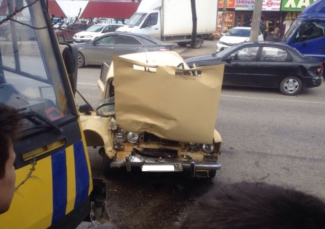 6 человек пострадали при столкновении ВАЗа с автобусом в Симферополе