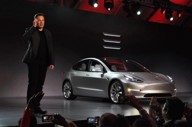 Илон Маск в поиске сотрудников: Tesla изучает анкеты 500 тысяч претендентов