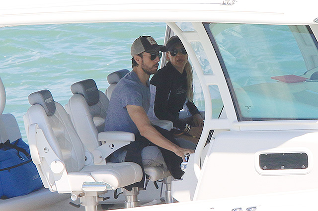 Энрике Иглесиас и Анна Курникова провели время совместно на яхте в Майами