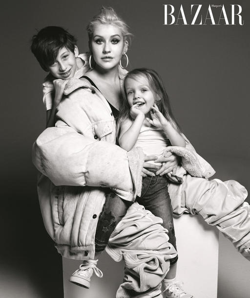 Кристина Агилера в фотосессии для Harper’s Bazaar снялась с детьми