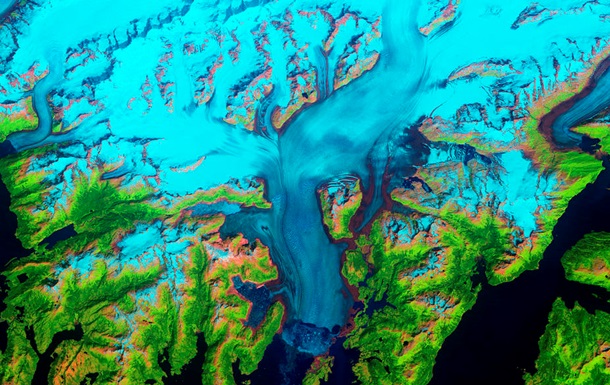 NASA показало красочный снимок ледника на Аляске
