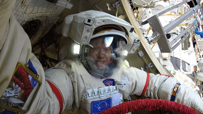 #галерея | Астронавт Олег Артемьев поделился фото выхода в открытый космос