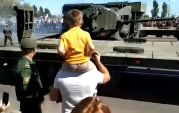 В России после парада перевернулся танк