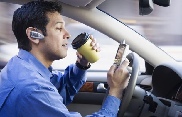 Ученые назвали 20 главных факторов отвлекающих людей во время вождения автомобиля