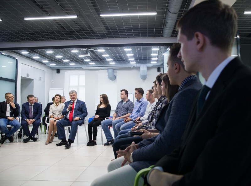 ІТ-сфера є перспективною і має велике практичне застосування в Україні – Президент під час спілкування з талановитою молоддю у Вінниці