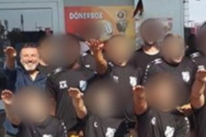 Немецкий клуб выгнал 7 игроков после "забавного" фото с нацистским жестом