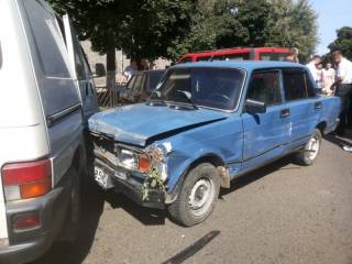 В Черновцах опьяненный мужчина разбил девять машин на угнанном авто