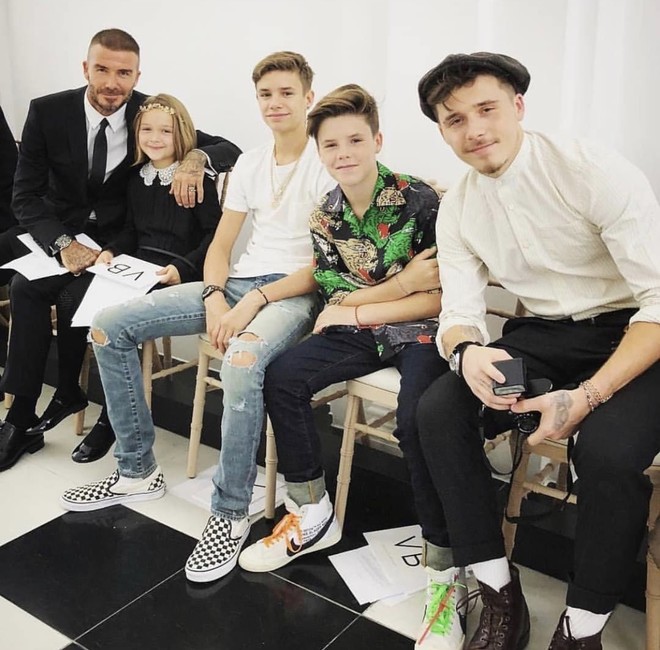 Группа помощи: Дэвид Бекхэм с детками на шоу Victoria Beckham